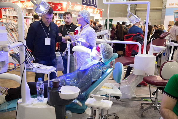 Стенд компании GREEN DENT на выставке Дентал-Ревю 2020-35.jpg